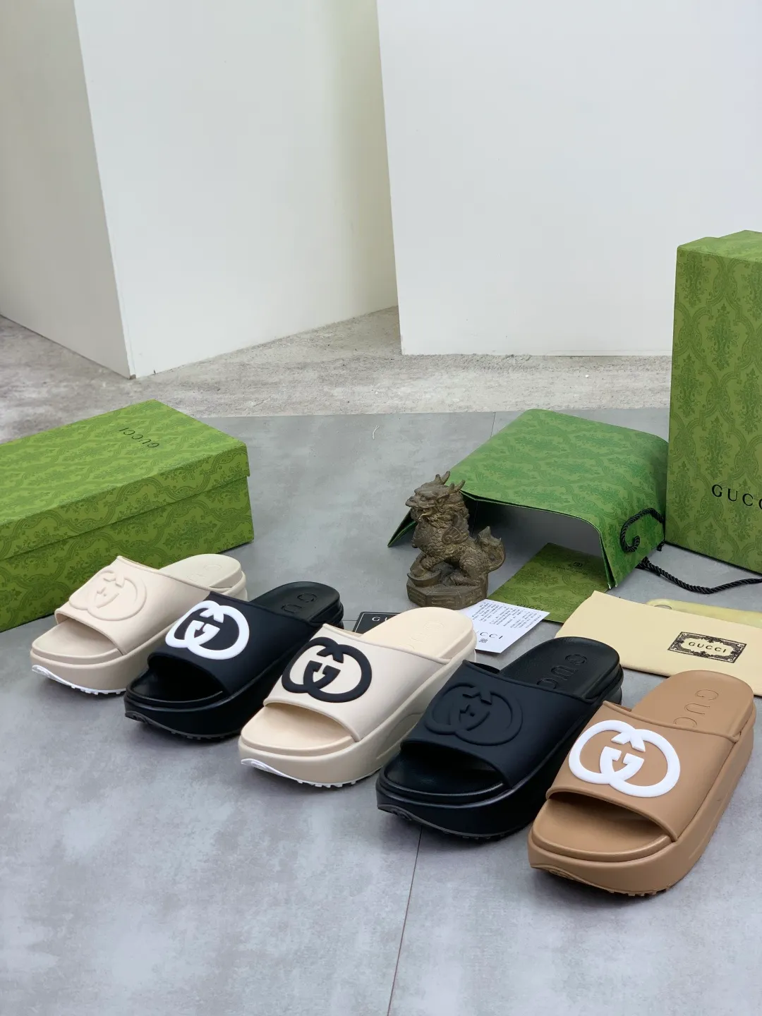 Men's Men's Shoes 💰P300💰[New Style] High Version 🎁🎁🎁 GUCCI New Year of the Snake casual slippers, original official website, perfect workmanship, transmitting a kind of noble luxury, sublimating its definition of luxury in Gucci's high-end extraordinary craftsmanship. Original Gucci double G combination outsole, code number: 35-46, complete package